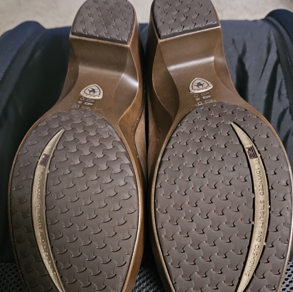 Women Ariat shoes. Very comfortable. - Picture 4 of 5